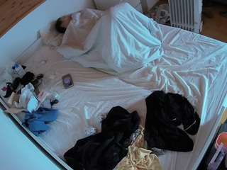voyeurcam-julmodels-greybed-1