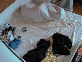 voyeurcam-julmodels-greybed-1