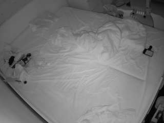 voyeurcam-julmodels-greybed-1