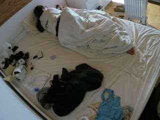 voyeurcam-julmodels-greybed-1