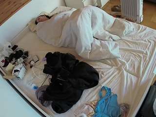 voyeurcam-julmodels-greybed-1