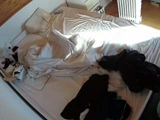 voyeurcam-julmodels-greybed-1