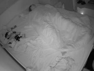voyeurcam-julmodels-greybed-1