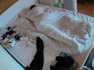 voyeurcam-julmodels-greybed-1