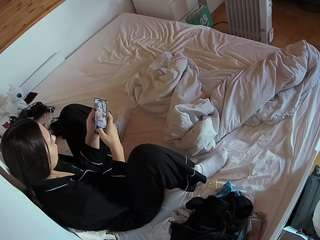 voyeurcam-julmodels-greybed-1