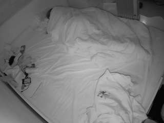 voyeurcam-julmodels-greybed-1