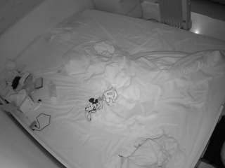 voyeurcam-julmodels-greybed-1