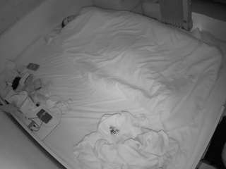 voyeurcam-julmodels-greybed-1