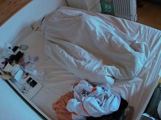 voyeurcam-julmodels-greybed-1