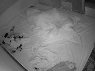 voyeurcam-julmodels-greybed-1