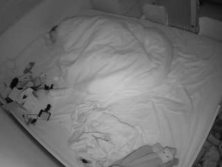 voyeurcam-julmodels-greybed-1