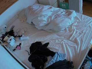 voyeurcam-julmodels-greybed-1