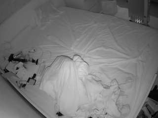 voyeurcam-julmodels-greybed-1