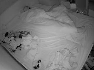 voyeurcam-julmodels-greybed-1
