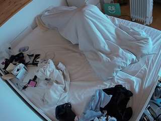 voyeurcam-julmodels-greybed-1