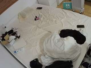 voyeurcam-julmodels-greybed-1