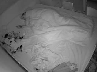 voyeurcam-julmodels-greybed-1