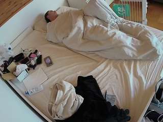 voyeurcam-julmodels-greybed-1