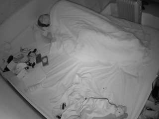 voyeurcam-julmodels-greybed-1