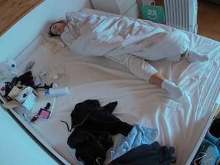 voyeurcam-julmodels-greybed-1