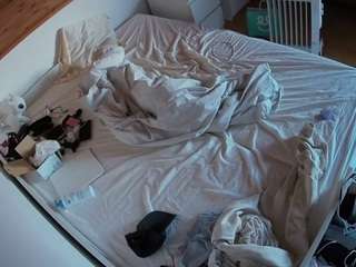 voyeurcam-julmodels-greybed-1