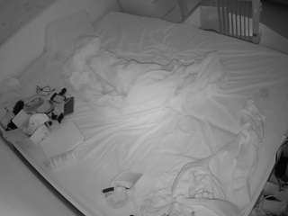 voyeurcam-julmodels-greybed-1