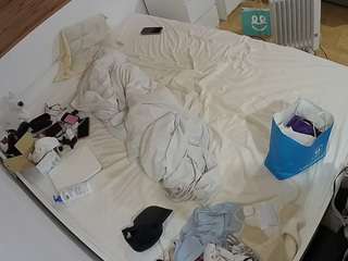 voyeurcam-julmodels-greybed-1