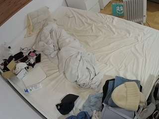 voyeurcam-julmodels-greybed-1