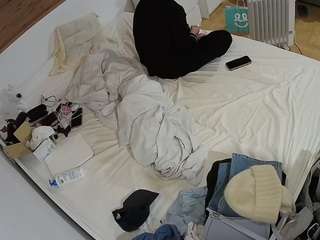 voyeurcam-julmodels-greybed-1