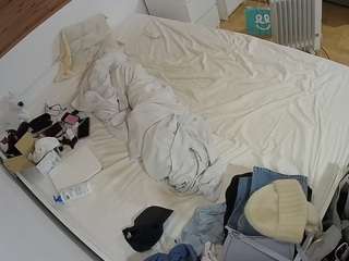 voyeurcam-julmodels-greybed-1