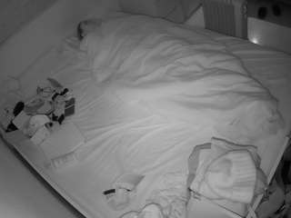 voyeurcam-julmodels-greybed-1