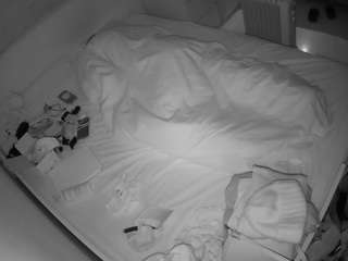 voyeurcam-julmodels-greybed-1