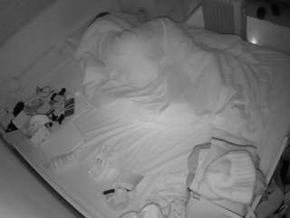 voyeurcam-julmodels-greybed-1