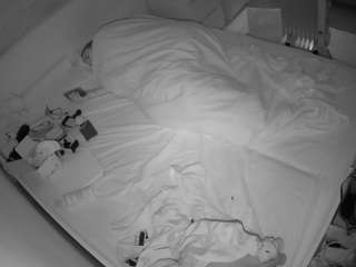 voyeurcam-julmodels-greybed-1