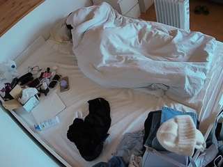 voyeurcam-julmodels-greybed-1
