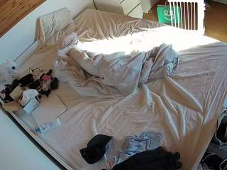 voyeurcam-julmodels-greybed-1