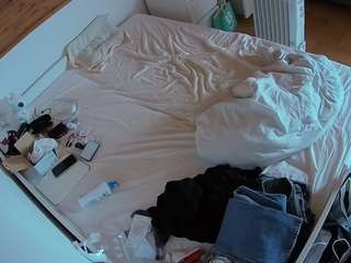 voyeurcam-julmodels-greybed-1