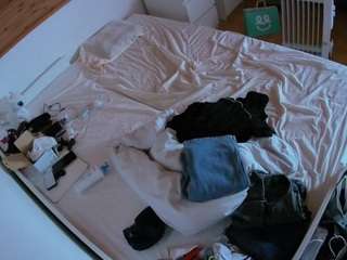 voyeurcam-julmodels-greybed-1