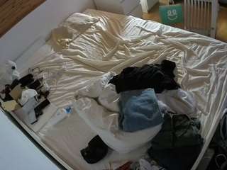 voyeurcam-julmodels-greybed-1