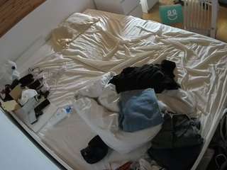 voyeurcam-julmodels-greybed-1