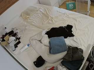 voyeurcam-julmodels-greybed-1