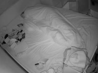 voyeurcam-julmodels-greybed-1
