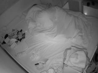 voyeurcam-julmodels-greybed-1