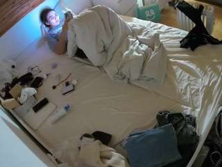 voyeurcam-julmodels-greybed-1