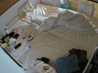 voyeurcam-julmodels-greybed-1
