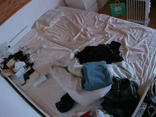 voyeurcam-julmodels-greybed-1