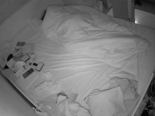 voyeurcam-julmodels-greybed-1