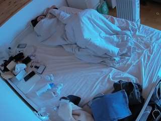 voyeurcam-julmodels-greybed-1