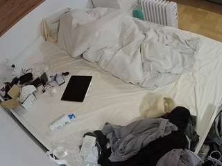 voyeurcam-julmodels-greybed-1