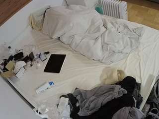 voyeurcam-julmodels-greybed-1